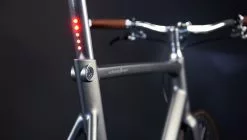 Schindelhauer Arthur Yksivaihteinen Sähköpyörä – Garnet Red -Polkupyörät Shop lightskin satulatolppa valo 1