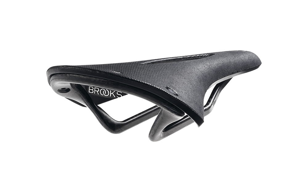 Brooks Cambium C13 Carved Satula – Musta – Hiilikuitu